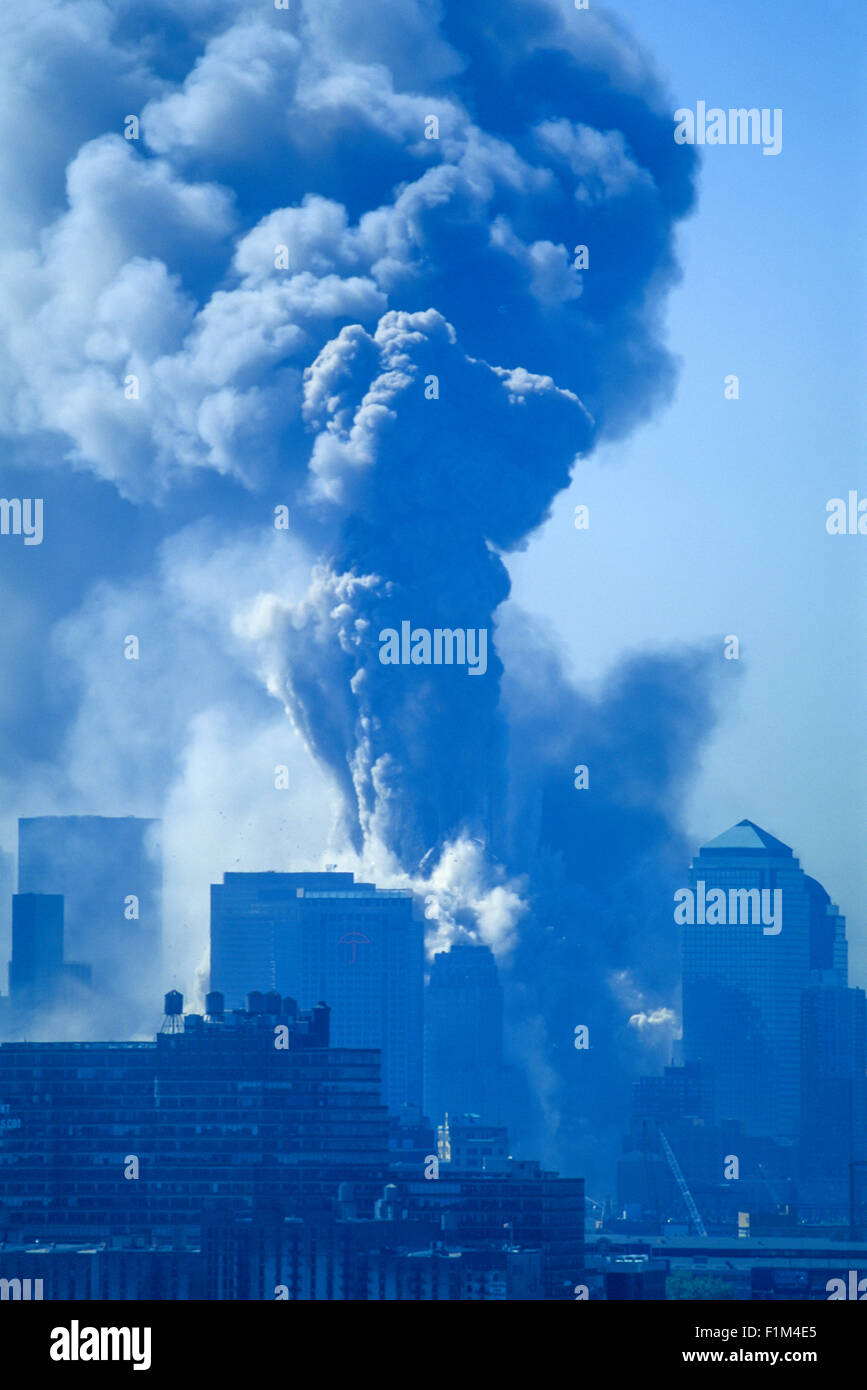 Storico 11 settembre 2001 WORLD TRADE CENTER ATTACK NEW YORK CITY STATI UNITI D'America nord crollo della torre 10.28 AM Foto Stock