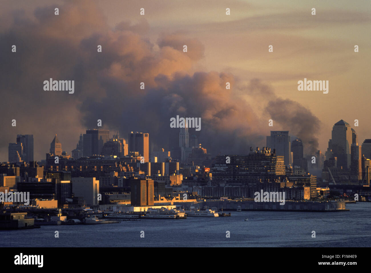 Storico 11 settembre 2001 WORLD TRADE CENTER ATTACK NEW YORK CITY USA 19.00 fumo dal crollo Foto Stock
