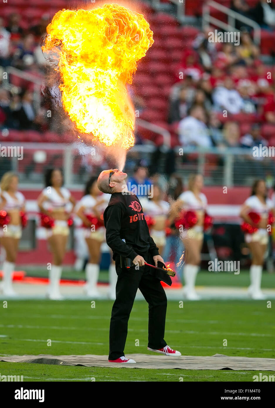 Halftime. 3 Sep, 2015. Un membro dell'incendio respirazione equipaggio, Niner infiammano, esegue prima dell'NFL partita di calcio tra San Diego Chargers e San Francisco 49ers a Levi's Stadium di Santa Clara, CA. Il Niners portare il caricabatterie 8-6 al tempo di emisaturazione. Damon Tarver/Cal Sport Media/Alamy Live News Foto Stock