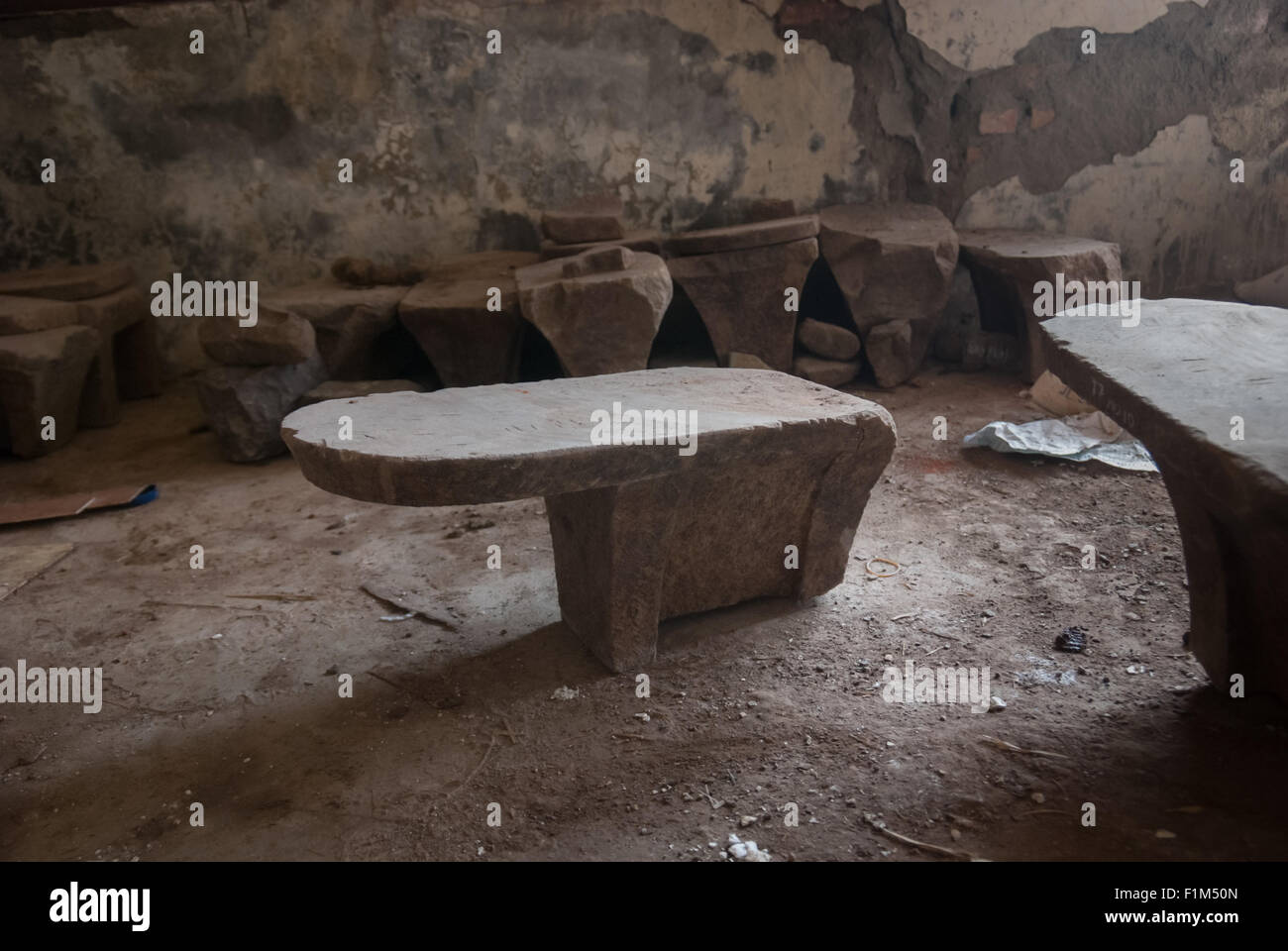 Mortaio di pietra appiattito scoperto nel sito archeologico di Batujaya a Karawang, Giava occidentale, Indonesia. Foto Stock