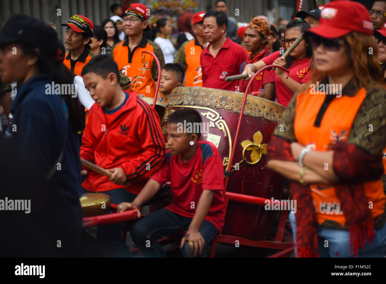 Big chinese tradizionale tamburo durante 'Kirab Budaya Cap Go Meh Bandung 2015' (2015 Bandung Lantern Festival Cultural Parade) a Bandung, Indonesia. Foto Stock