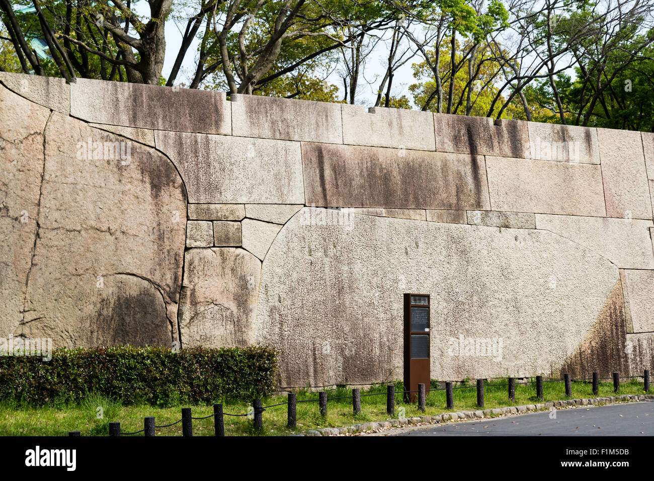 Il Castello di Osaka, Kyobashi-guchi entrata con il famoso enorme pietra, "pietra Higoishi' della parete con segno eretto davanti. Foto Stock