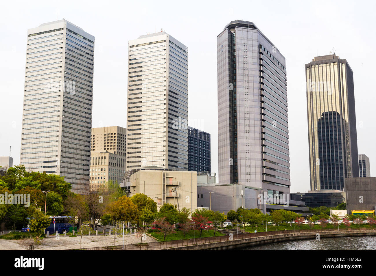 Giappone, Osaka. Shiromi, dal castello di Osaka Business Park, OPB, con la torre di cristallo e la Panasonic Twin Towers. Foto Stock