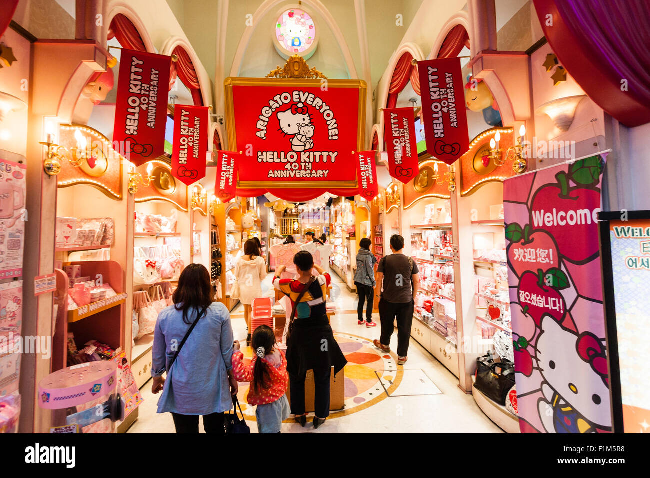 Giappone, Osaka, Dotonbori. Interno di Hello Kitty store, durante il quarantesimo anniversario del marchio. Gli acquirenti giapponesi guardando intorno e l'acquisto. Foto Stock
