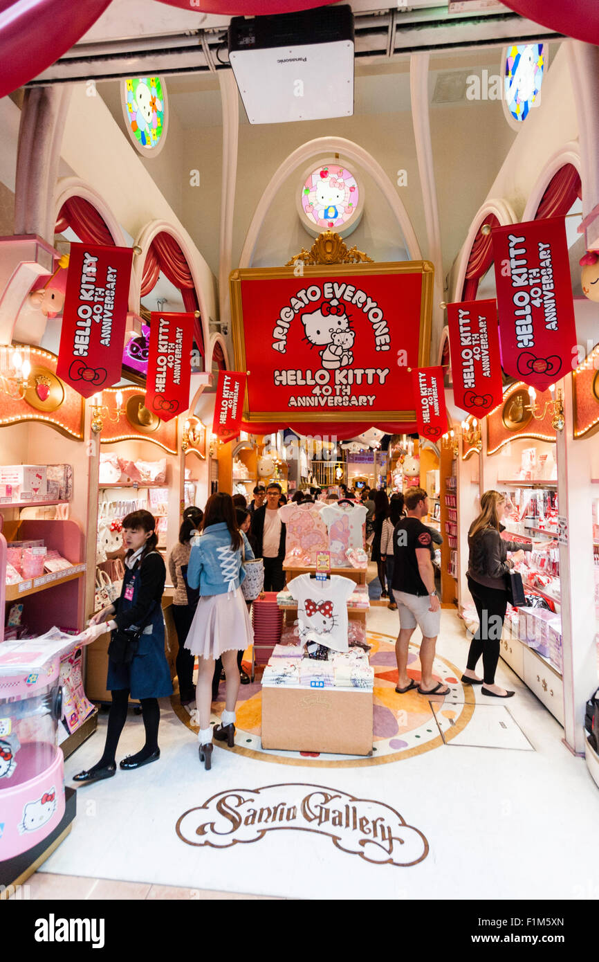 Giappone, Osaka, Dotonbori. Interno di Hello Kitty store, durante il quarantesimo anniversario del marchio. Gli acquirenti giapponesi guardando intorno e l'acquisto. Foto Stock