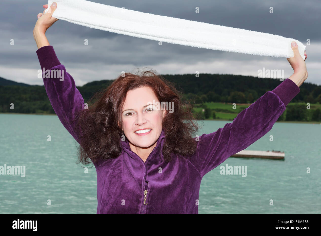 Attraente giovane donna all'aperto presso un lago Foto Stock