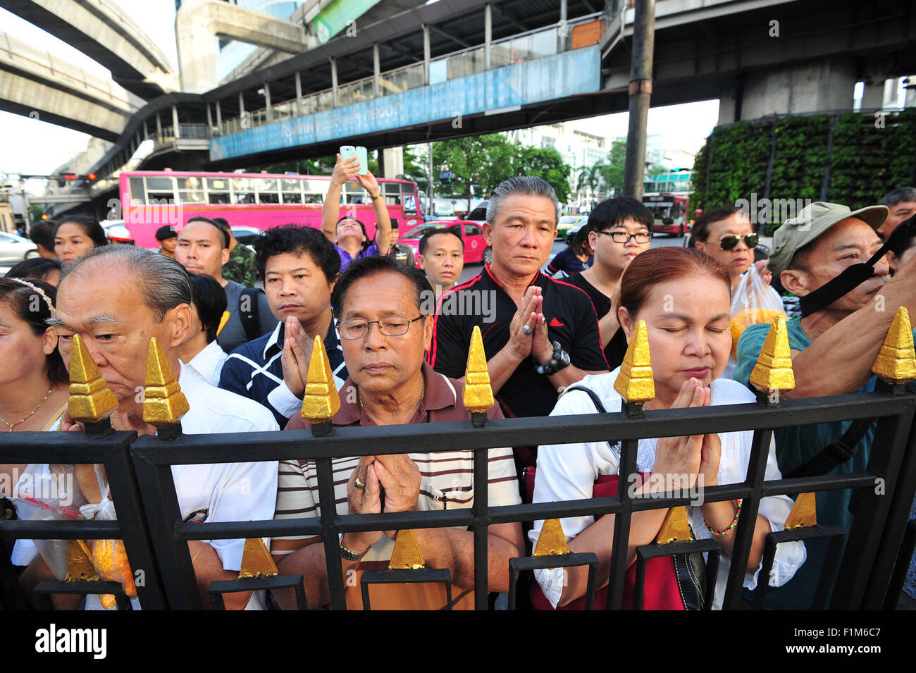 Bangkok, Tailandia. 4 Sep, 2015. Persone che pregano al di fuori del Santuario di Erawan durante una cerimonia religiosa a Bangkok, Thailandia, Sett. 4, 2015. Una cerimonia religiosa si è svolta a Bangkok il Santuario di Erawan venerdì mattina per pregare per il benessere e la prosperità del popolo Thai e visitatori stranieri, dopo il santuario di ripristino in seguito ad un bombardamento letale che qui hanno avuto luogo in agosto 17. Artigiani bagan per ripristinare il santuario dal mese di agosto 26 e completato il ripristino sul Sett. 2. Credito: Rachen Sageamsak/Xinhua/Alamy Live News Foto Stock