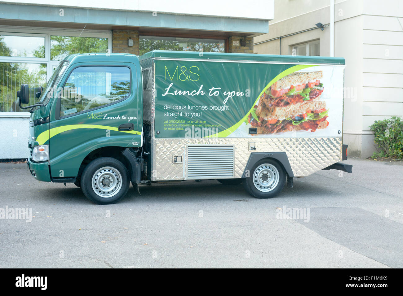 M&S (Marks e Spencer) "Il pranzo a Te' van sandwich che influiscono sulla distribuzione locale servizi in Bedford, Bedfordshire, Inghilterra Foto Stock
