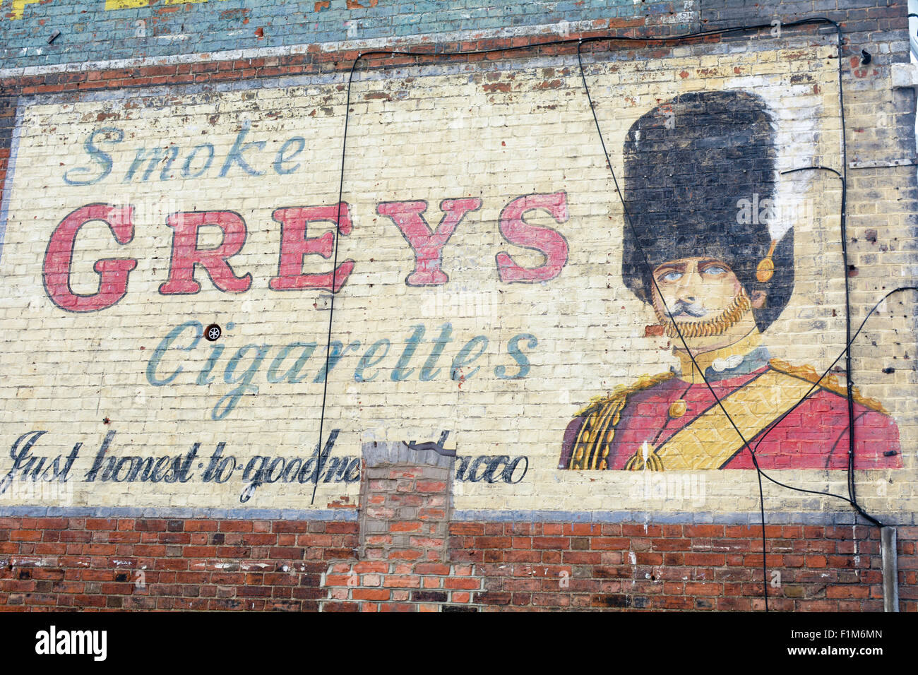 Vintage dipinte di grandi cartelli pubblicitari per Grays sigarette sulla parete su Western Street in Bedford, Bedfordshire, Inghilterra Foto Stock