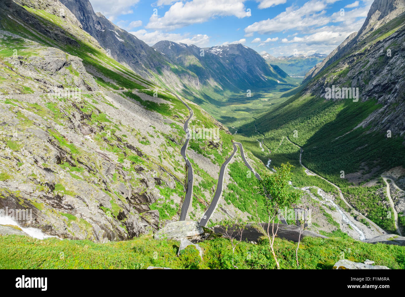 Trollstigen - la famosa strada di montagna in Norvegia, la pittoresca valle sullo sfondo Foto Stock