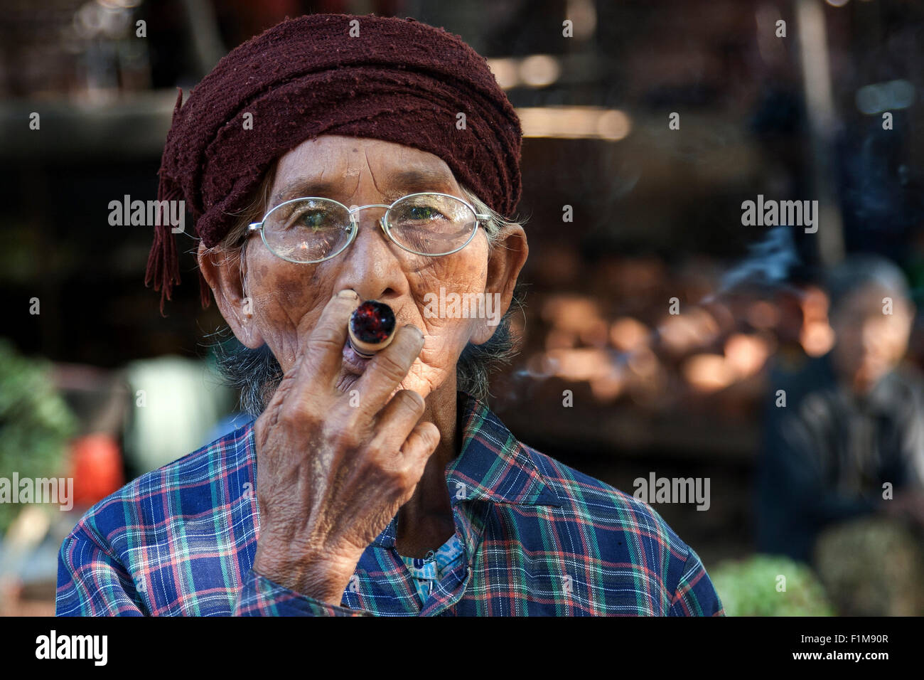 Donna indigena di fumare un sigaro Cheeroot, ritratto, Mandalay Division, Bagan, Mandalay Division, Myanmar Foto Stock