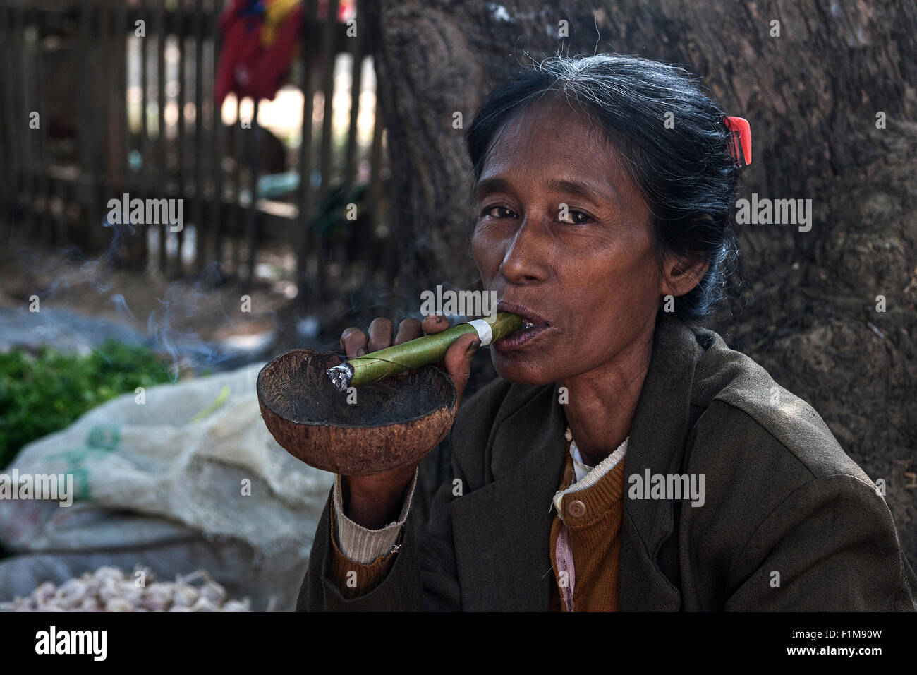 Donna indigena di fumare un sigaro Cheeroot, ritratto, Mandalay Division, Bagan, Mandalay Division, Myanmar Foto Stock