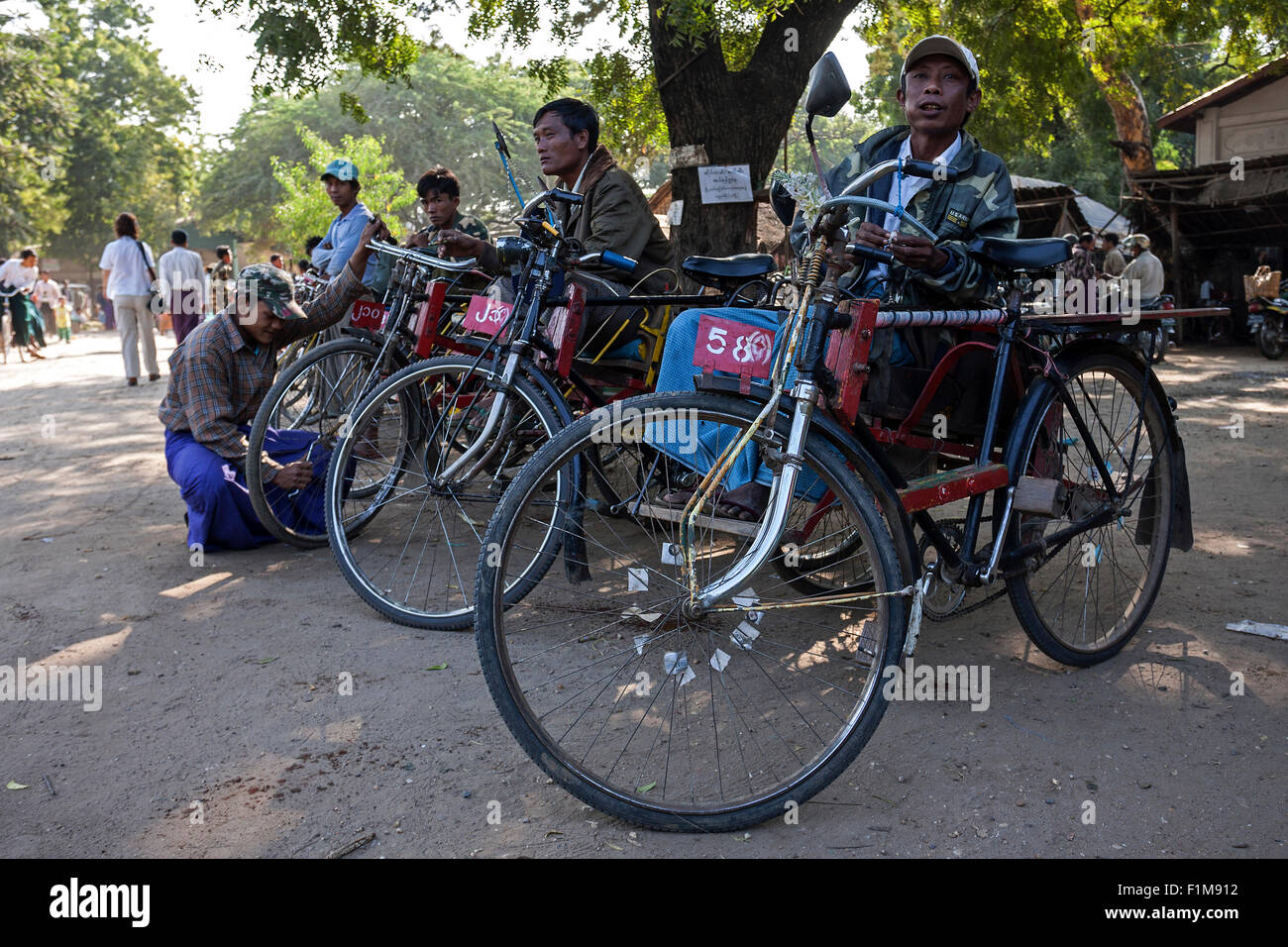 Biciclette e rikshaw, rickshaw driver, mercato di Nyaung U, Bagan, Divisione Mandalay, Myanmar Foto Stock