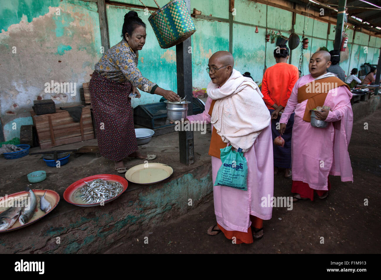 I monaci buddisti raccogliendo denaro, mercato di Nyaung U, Bagan, Divisione Mandalay, Myanmar Foto Stock