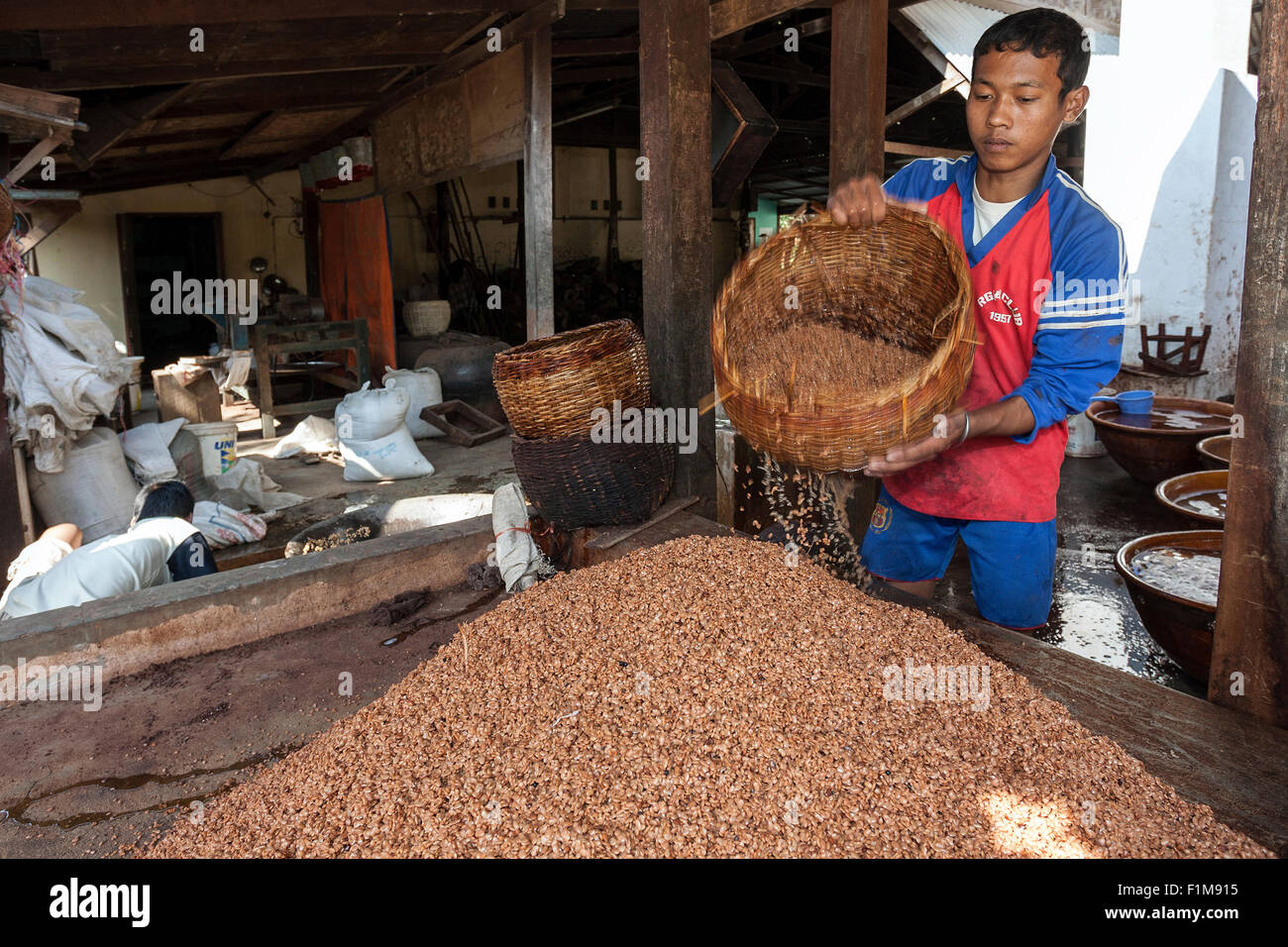 Ragazzo di locali che lavorano in pasta di soia di elaborazione, Bagan, Mandalay regione, Myanmar Foto Stock