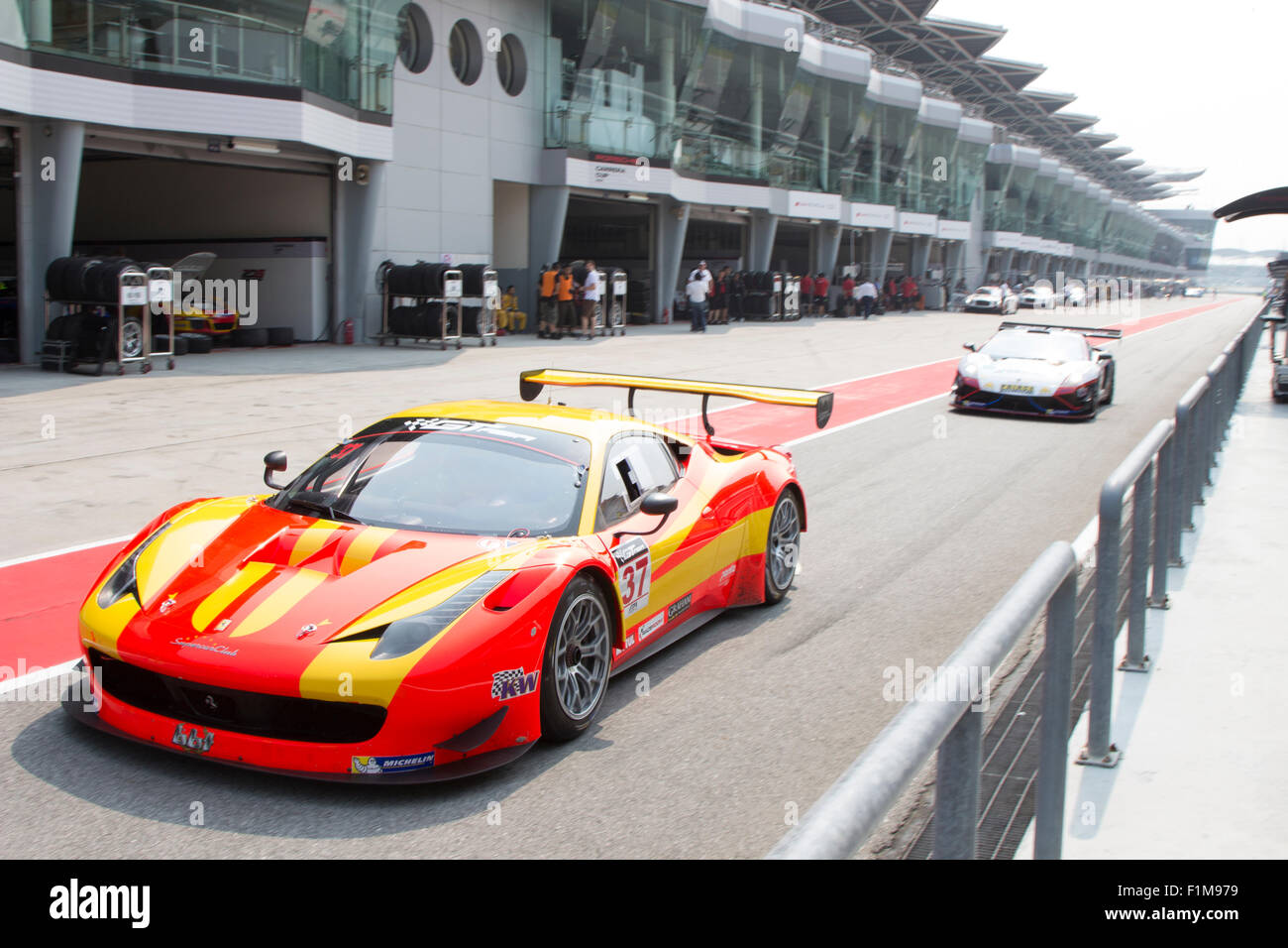 Sepang, Malesia. 04 Sep, 2015. L'italiano auto Ferrari n. 37 esce dalla corsia dei box al Festival asiatico di velocità di corsa, Sepang, Malesia Credito: Chung Jin Mac/Alamy Live News Foto Stock