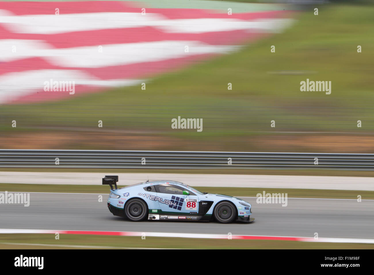 Sepang, Malesia. 04 Sep, 2015. British Aston Martin auto n. 88 uscite e girate a 2 al Festival asiatico di velocità di corsa, Sepang, Malesia Credito: Chung Jin Mac/Alamy Live News Foto Stock