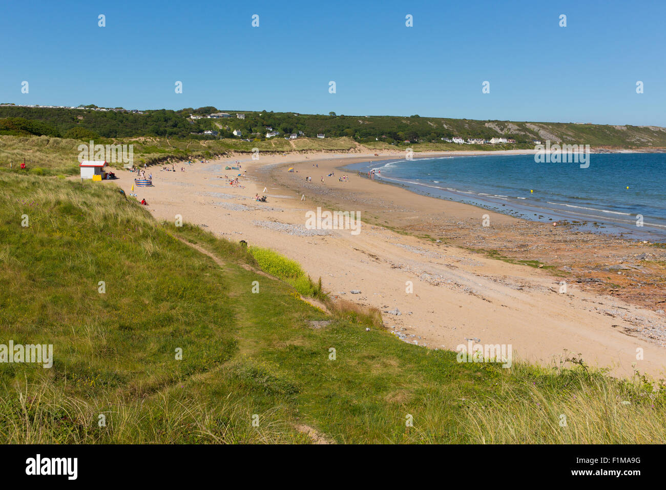 Port Eynon Bay beach La Penisola di Gower Wales uk popolare destinazione turistica e nei pressi di Oxwich in estate cielo blu Foto Stock