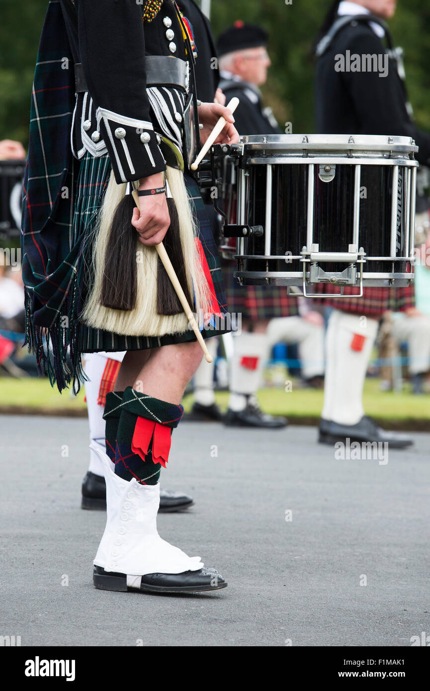 I percussionisti kilt, sporran e tamburo in un ammassato Pipe Band a piani del castello. Kelso, Scozia Foto Stock