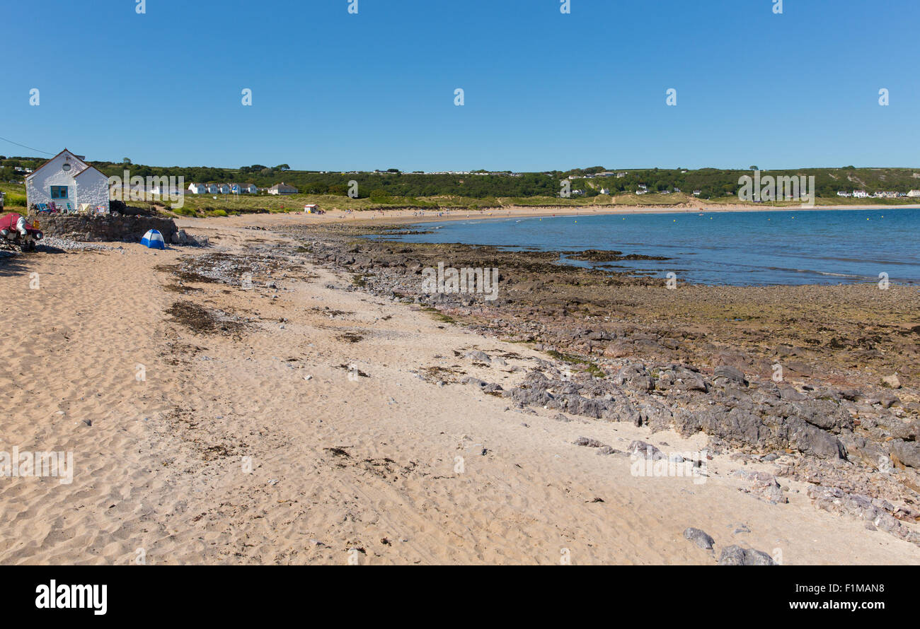 Port Eynon spiaggia sabbiosa della baia e la Penisola di Gower Wales uk popolare destinazione turistica e in estate con il blu del cielo Foto Stock