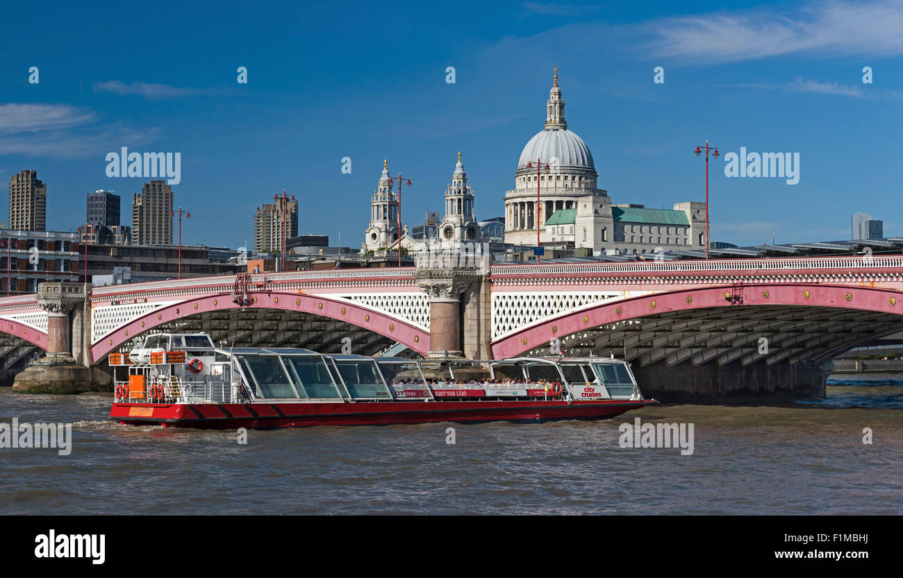 Blackfriars Bridge, la cattedrale di St Paul e la barca turistica. London REGNO UNITO Foto Stock