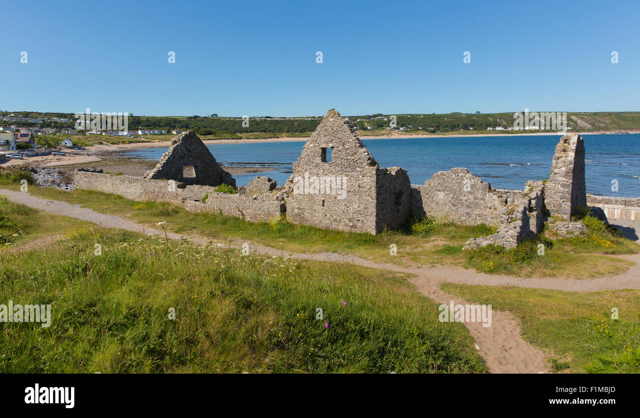 Le rovine della vecchia casa di sale Port Eynon Bay Il Gower Wales uk popolare destinazione turistica e nei pressi di Oxwich e Three Cliffs Bay Foto Stock