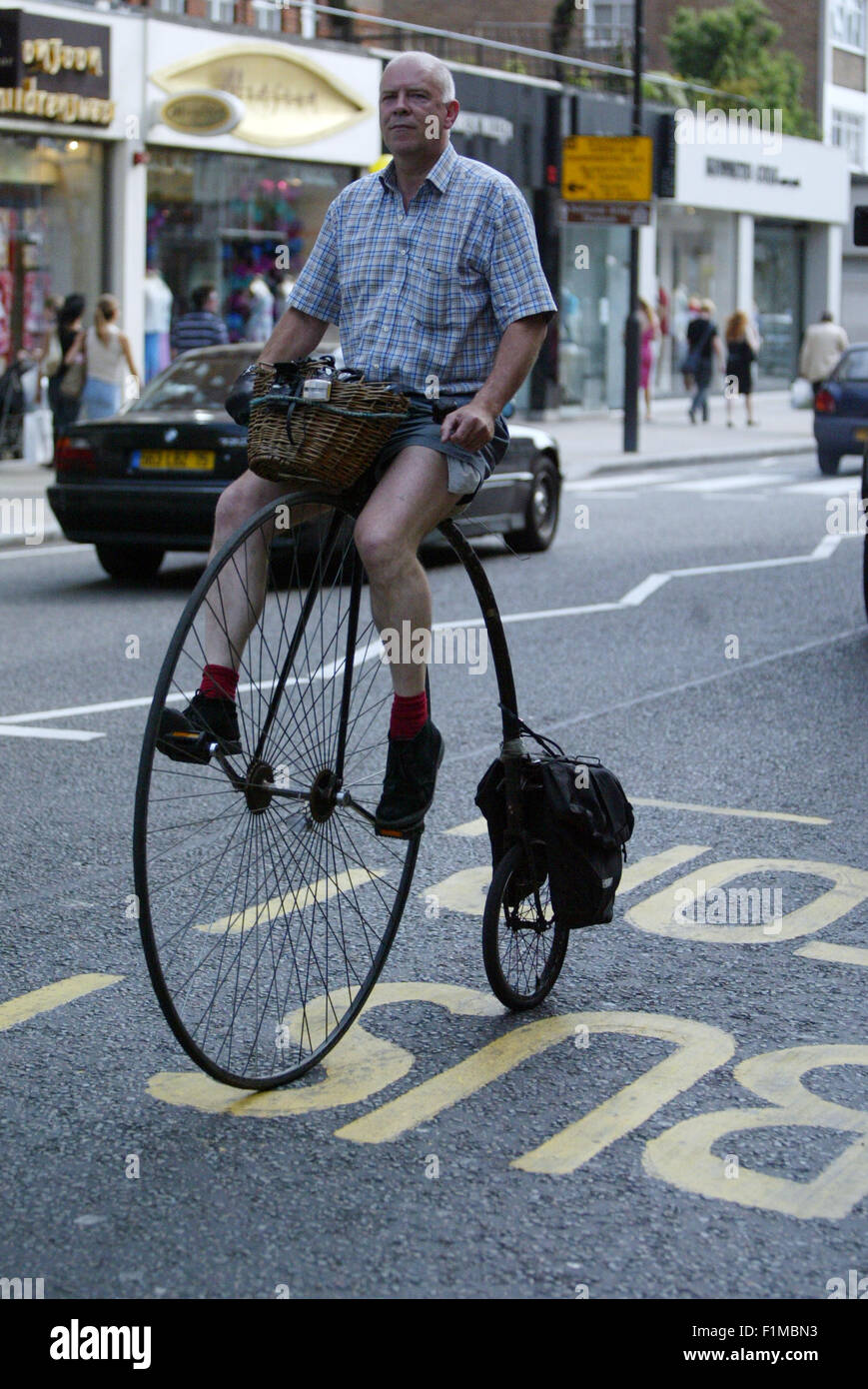 Uomo a cavallo di un penny farthing bicicletta Kings Road Londra (immagine di credito©Jack Ludlam) Foto Stock