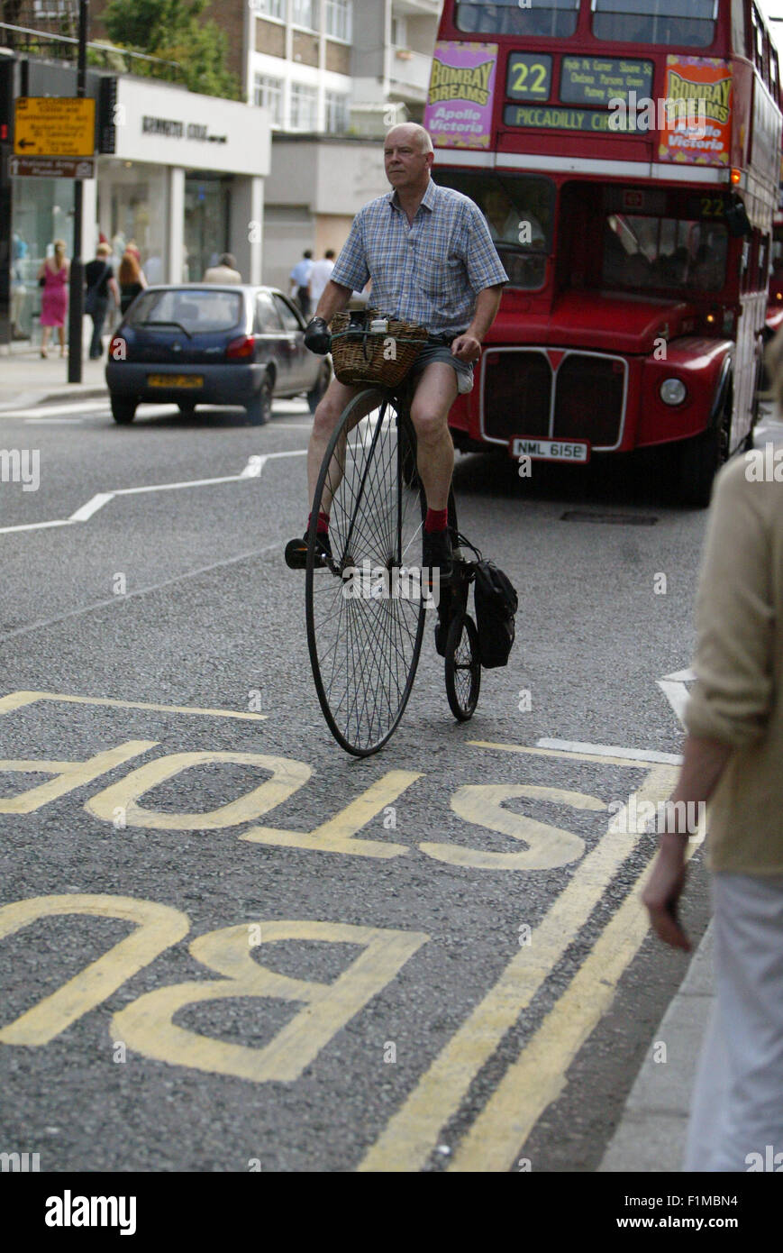 Uomo a cavallo di un penny farthing bicicletta Kings Road Londra (immagine di credito©Jack Ludlam) Foto Stock
