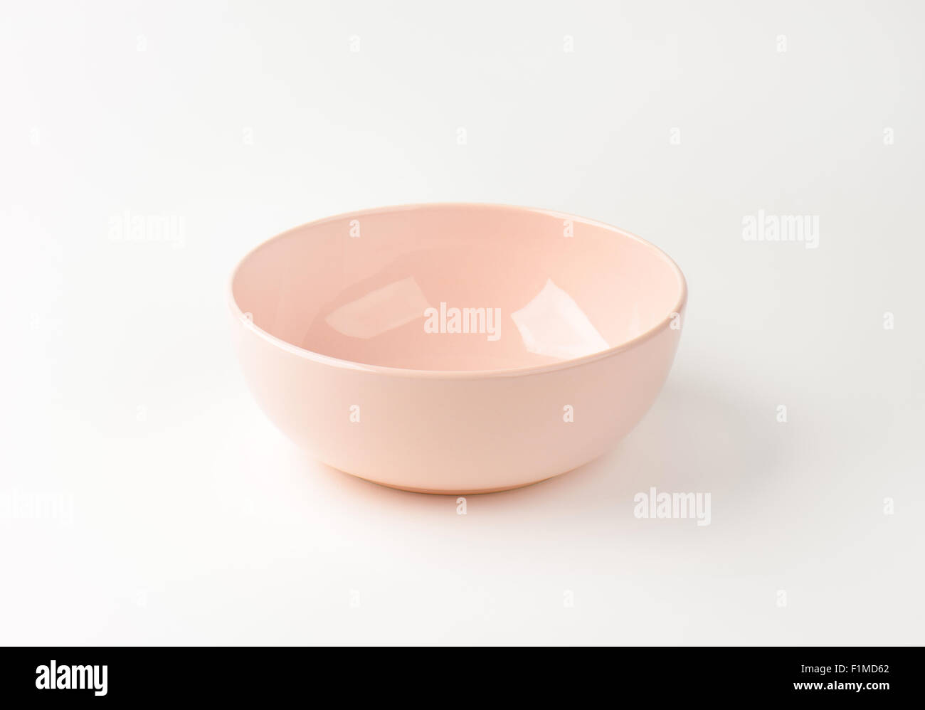 Svuotare la coppa rosa su sfondo bianco Foto Stock