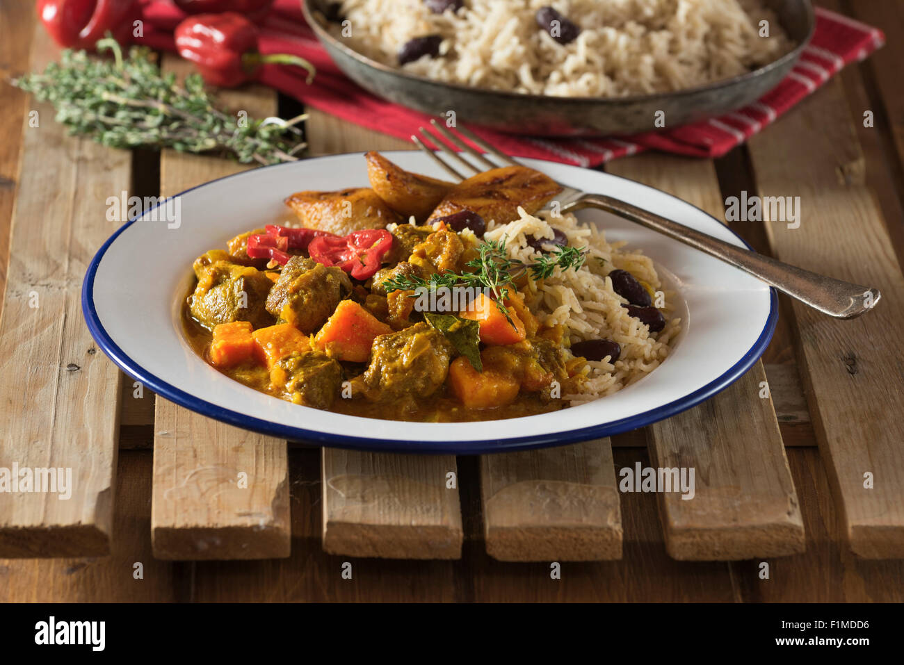 Caraibi di capra al curry con riso e piselli. West Indies cibo Foto Stock
