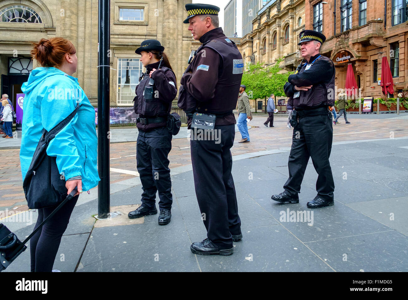 Regno Unito gli ufficiali di polizia pattuglia street stati pubblico Foto Stock