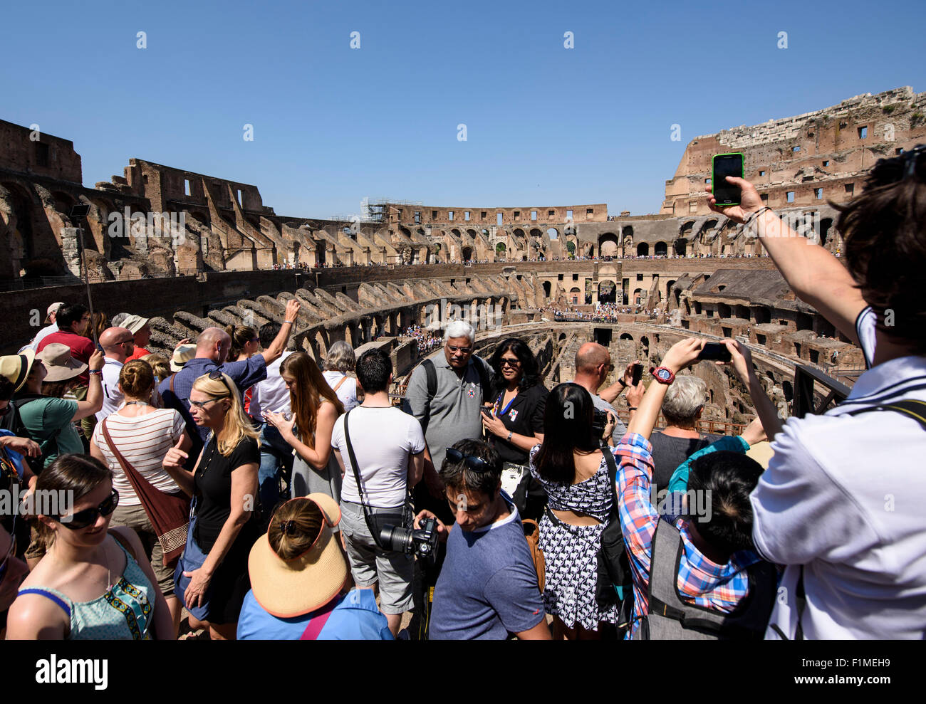 Roma. L'Italia. La folla di turisti all'interno del Colosseo romano. Foto Stock