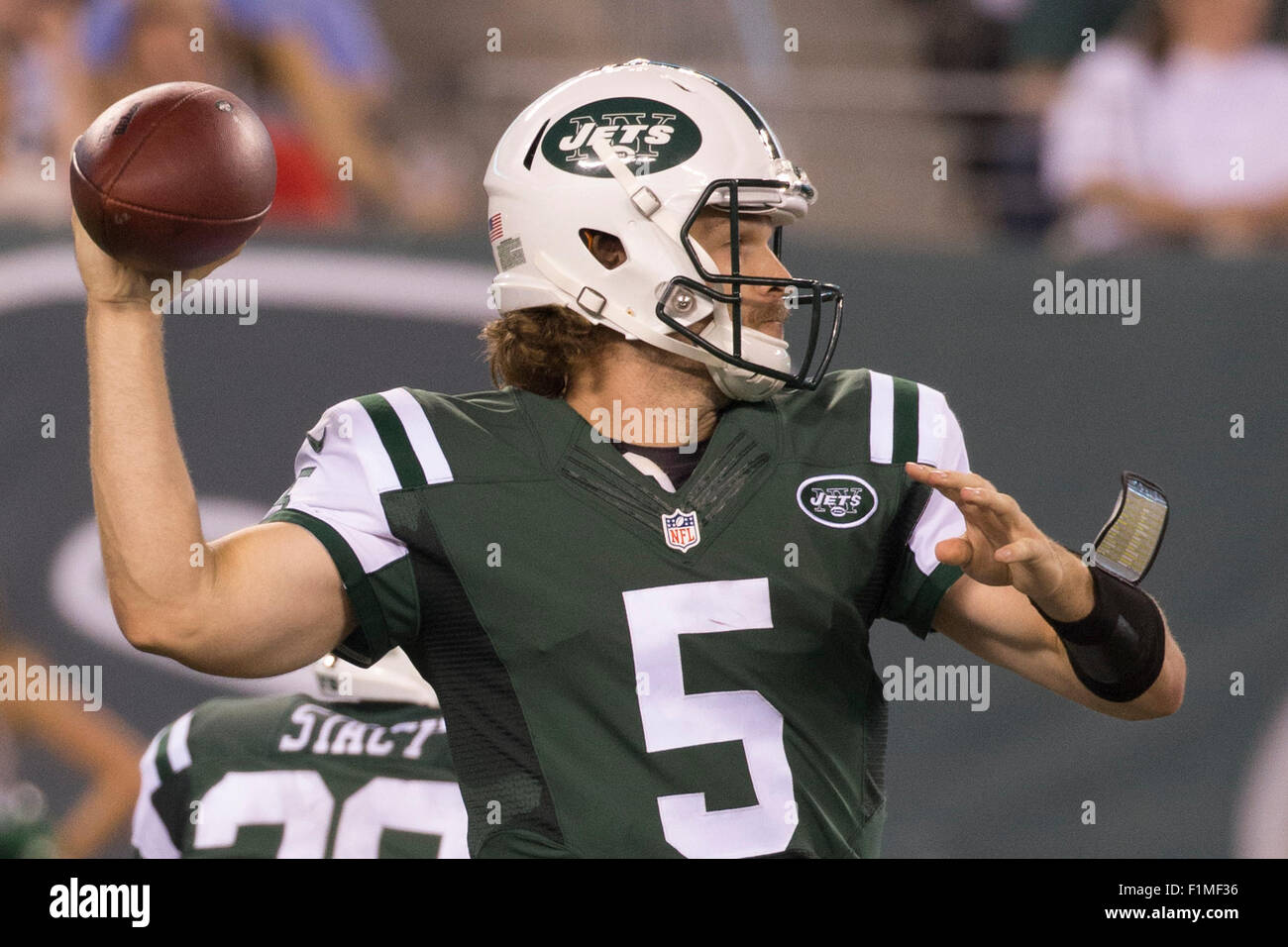 East Rutherford, New Jersey, USA. 03Sep, 2015. New York getti quarterback Matt Flynn (5) in azione durante il gioco di NFL tra Philadelphia Eagles e il New York getti alla MetLife Stadium di East Rutherford, New Jersey. Il New York getti vinto 24-18. Credito: Cal Sport Media/Alamy Live News Foto Stock