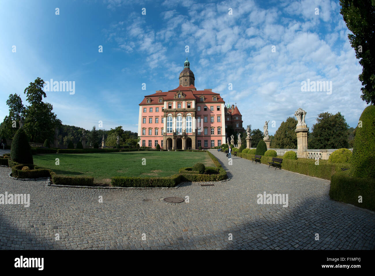 Walbrzych, Polonia. 3 Sep, 2015. Una vista esterna dell'ex Palazzo Fuerstenstein (Ksiaz Palace) in Walbrzych, Polonia, 3 settembre 2015. Foto: Arno Burgi/dpa/Alamy Live News Foto Stock