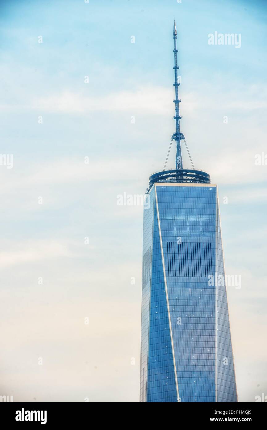 New York, NY, STATI UNITI D'AMERICA. 3 Sep, 2015. Il centro di Manhattan vista dell'esterno per la libertà grattacielo Torre risorge dalle ceneri, One World Trade Center, New York, NY, 3 settembre 2015. © Steven Ferdman/Everett raccolta/Alamy Live News Foto Stock