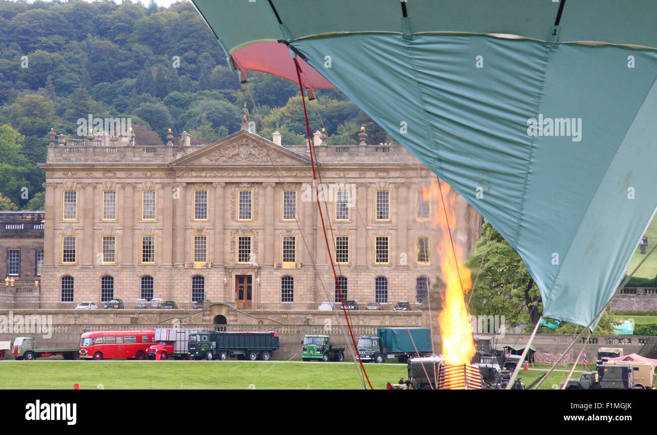 Il Peak District, Derbyshire, Regno Unito. 4 sett. 2015. Una mongolfiera incendi fino al paese annuale fiera a Chatsworth House La fiera tenutasi a motivi di il Duca e la Duchessa di Devonshire's Peak District sedile, corre 4-6 settembre 2015. Credito: Matthew Taylor/Alamy Live News Foto Stock