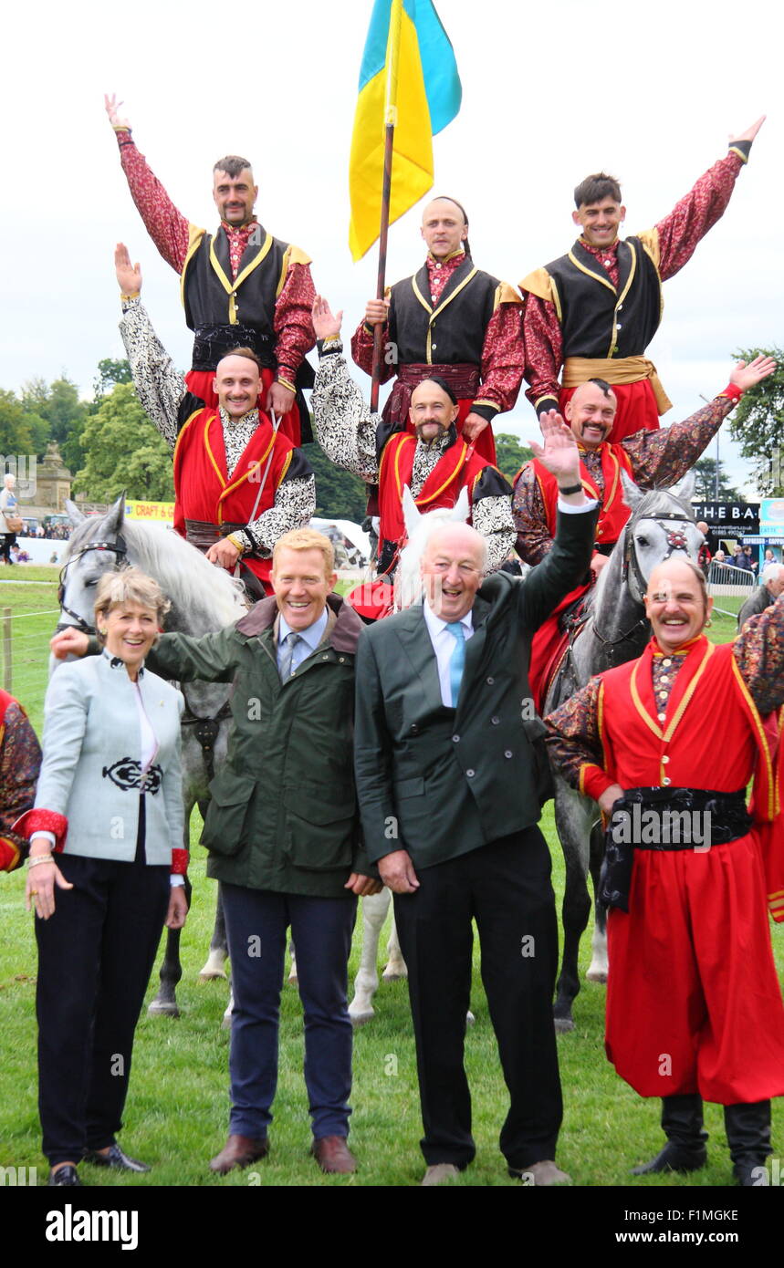 Il Peak District, Derbyshire, 4 settembre 2015. L'agricoltore e BBC Countryfile presentatore, Adam Henson e il Duca e la Duchessa di Devonshire soddisfano i cosacchi ucraini cavallo stunt team al lancio della campagna annuale fiera a Chatsworth House. La fiera tenutasi a motivi di il Duca e la Duchessa di Devonshire's Peak District home, corre 4-6 settembre 2015. Credito: Matthew Taylor/Alamy Live News Foto Stock