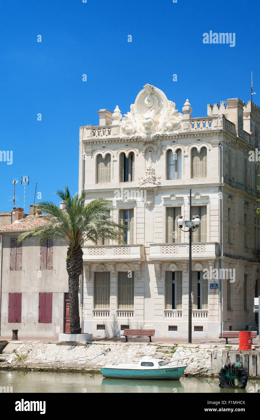 Casa su il generale de Gaulle quay, Le Grau-du-Roi, Languedoc-Roussillon, Francia, Europa Foto Stock