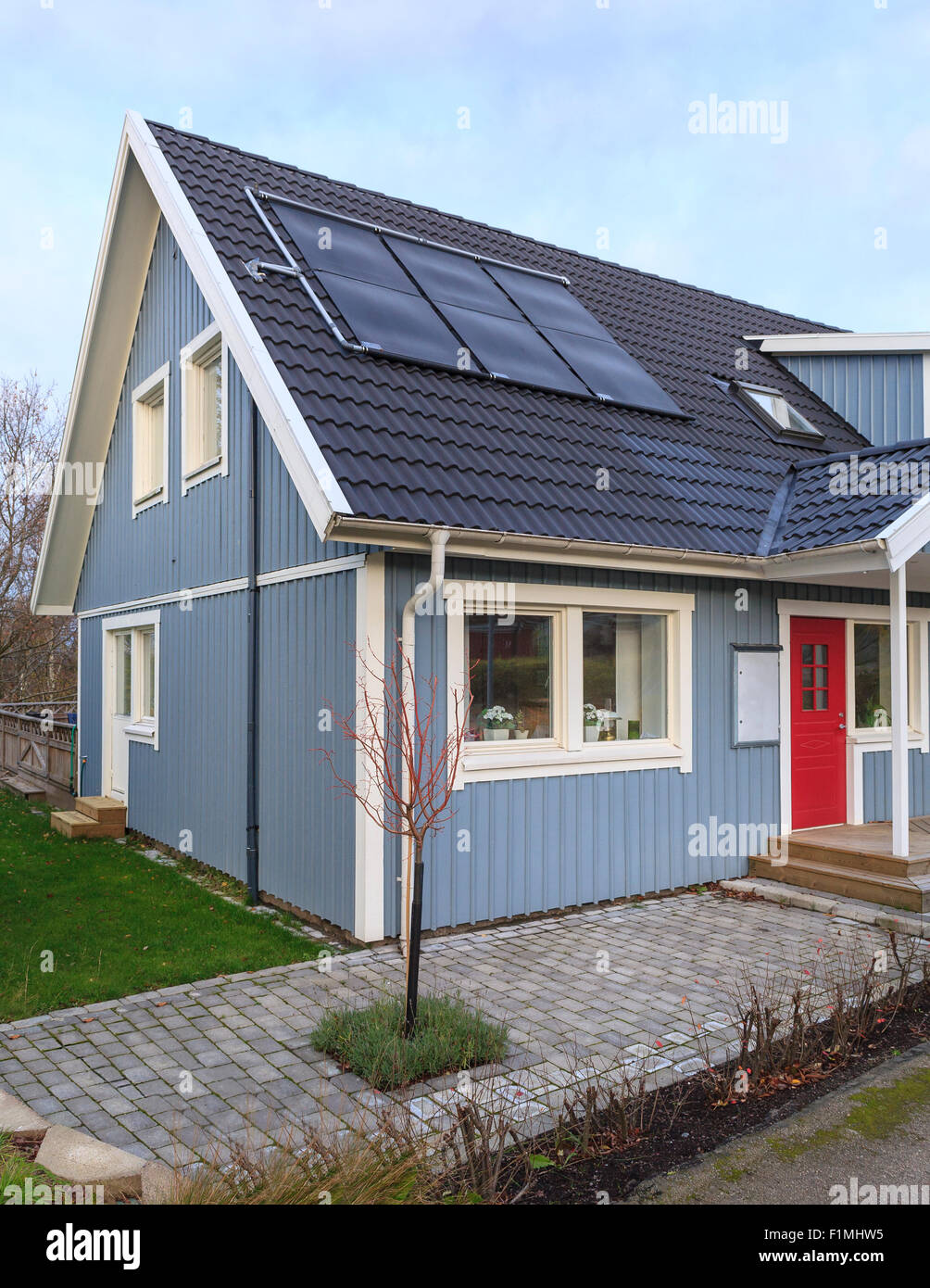 Tipico staccato svedese middle class casa in legno con tetto moderni pannelli solari in Floda, Svezia modello di rilascio: No. Proprietà di rilascio: No. Foto Stock