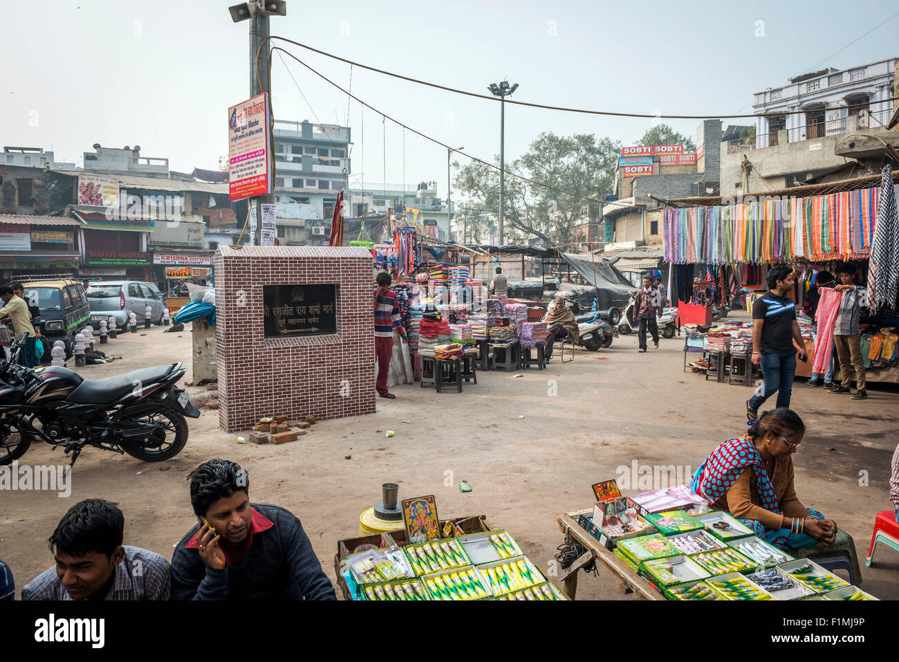 Strada del mercato vicino Bazaar Principale in Paharganj District di New Delhi, India Foto Stock