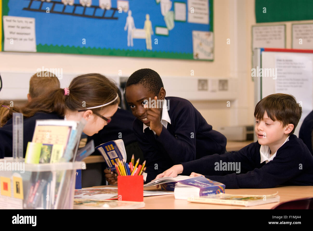 Scena in aula in una scuola primaria, Londra, Regno Unito. Foto Stock