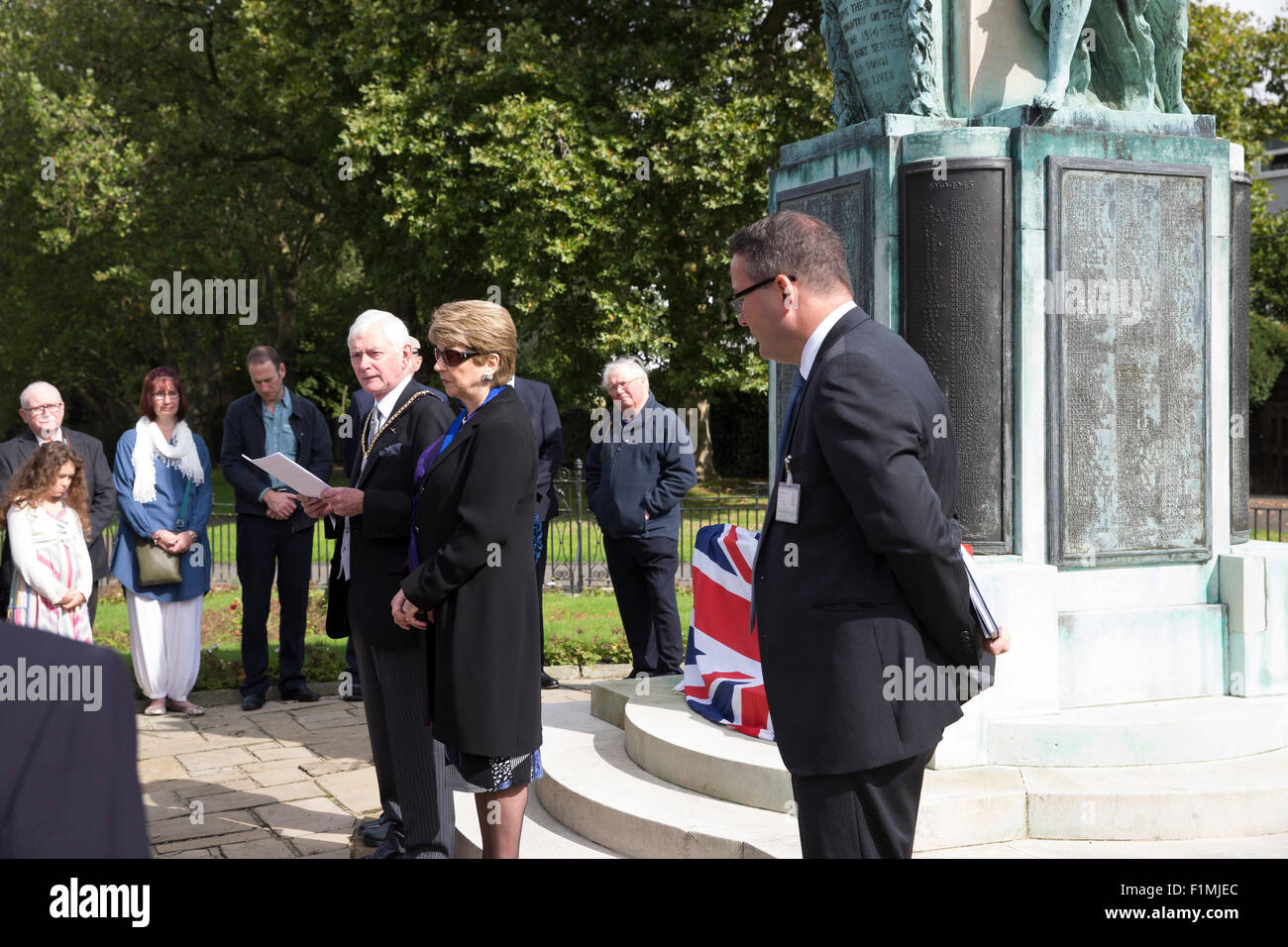 Bromley, Regno Unito,4 Settembre 2015,Assessore Alan Collins, vice sindaco di Bromley atends lo scoprimento di una lapide a Bromley Town Center War Memorial Private di William Kitchener Howell nam del credito: Keith Larby/Alamy Live News Foto Stock