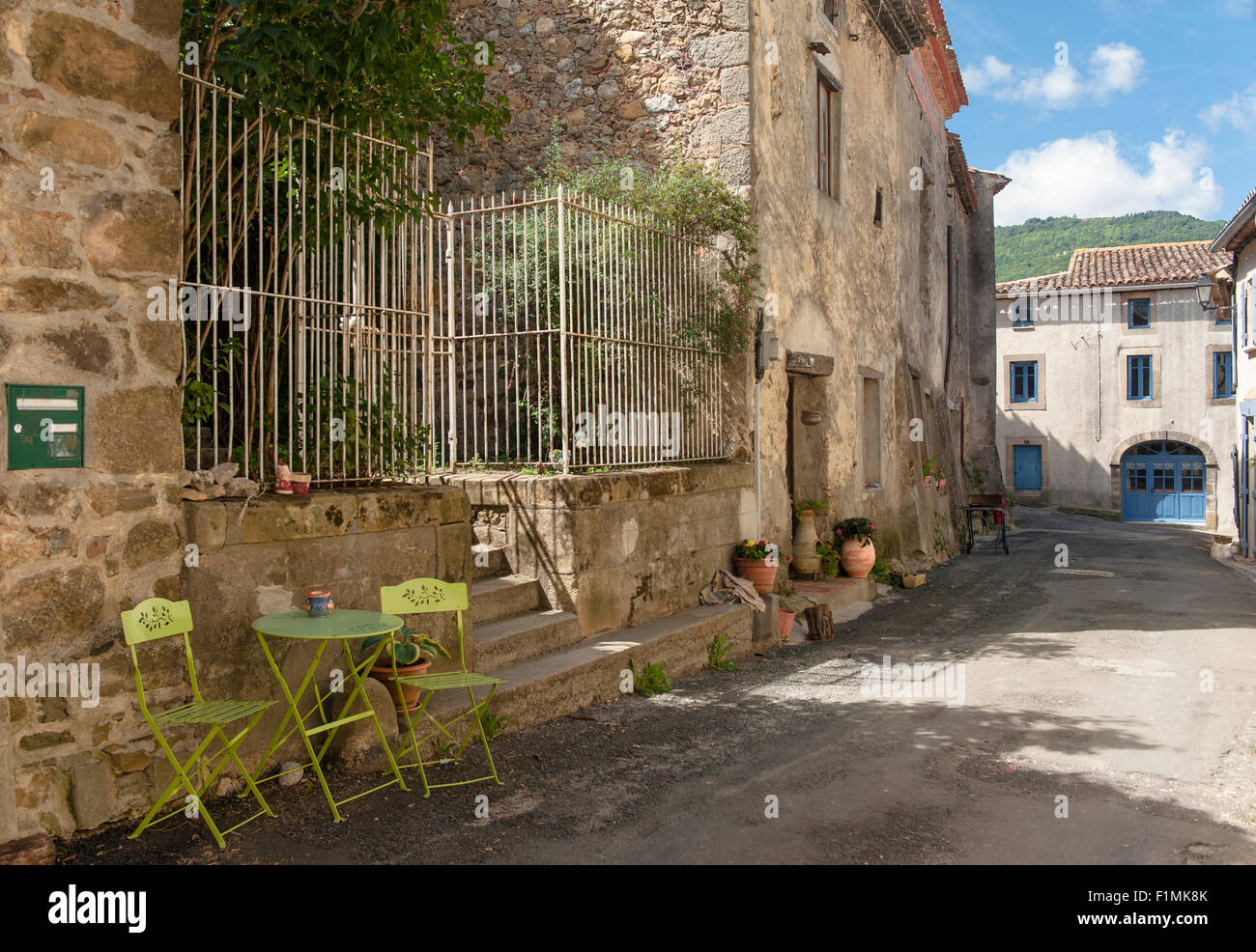 Il "Grand'rue" del piccolo villaggio di Corbières di Bugarach, Roussillon, Francia meridionale Foto Stock