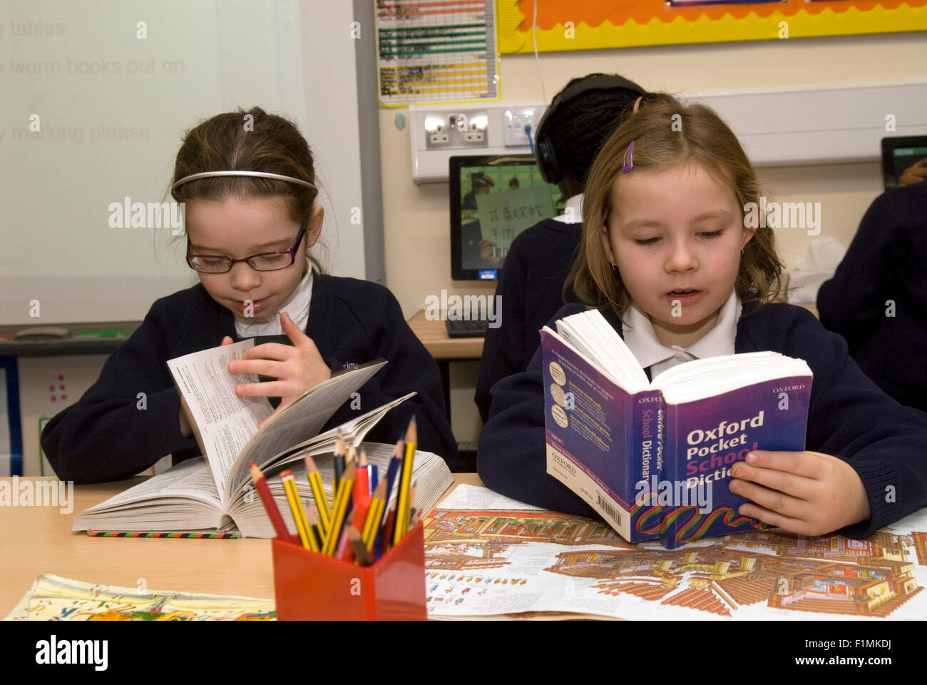 Gli allievi della scuola primaria in classe inglese, Londra, Regno Unito. Foto Stock