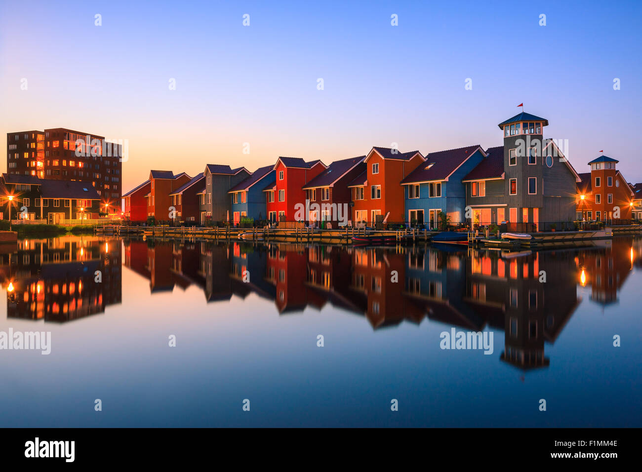 Case colorate al Reitdiephaven, Groningen, Paesi Bassi Foto Stock