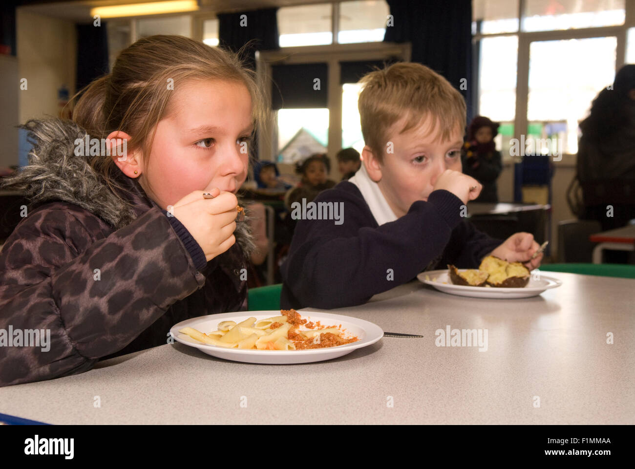 La scuola primaria degli alunni aventi il loro pranzo, Londra, Regno Unito. Foto Stock