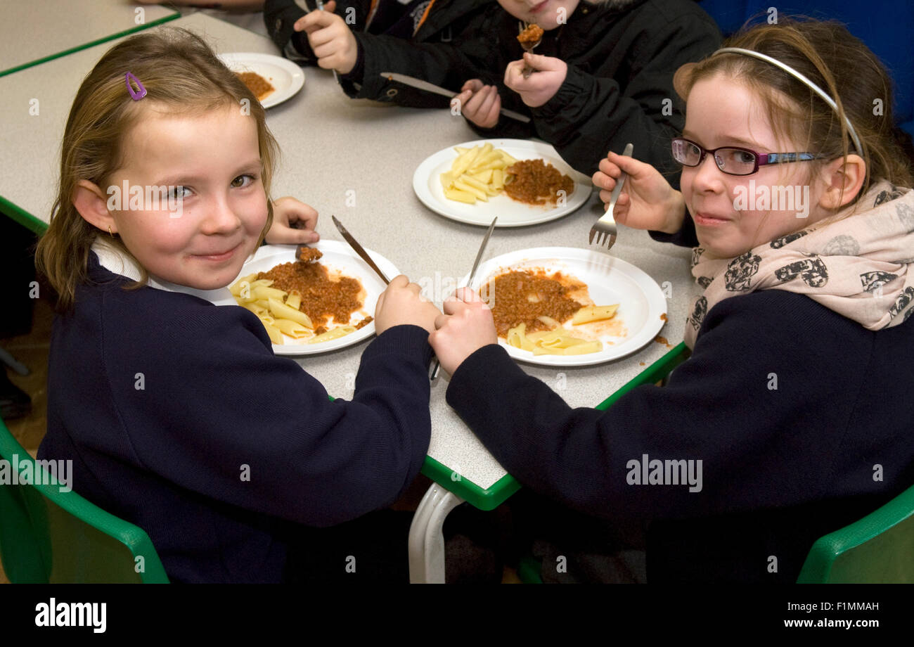 La scuola primaria degli alunni aventi il loro pranzo, Londra, Regno Unito. Foto Stock