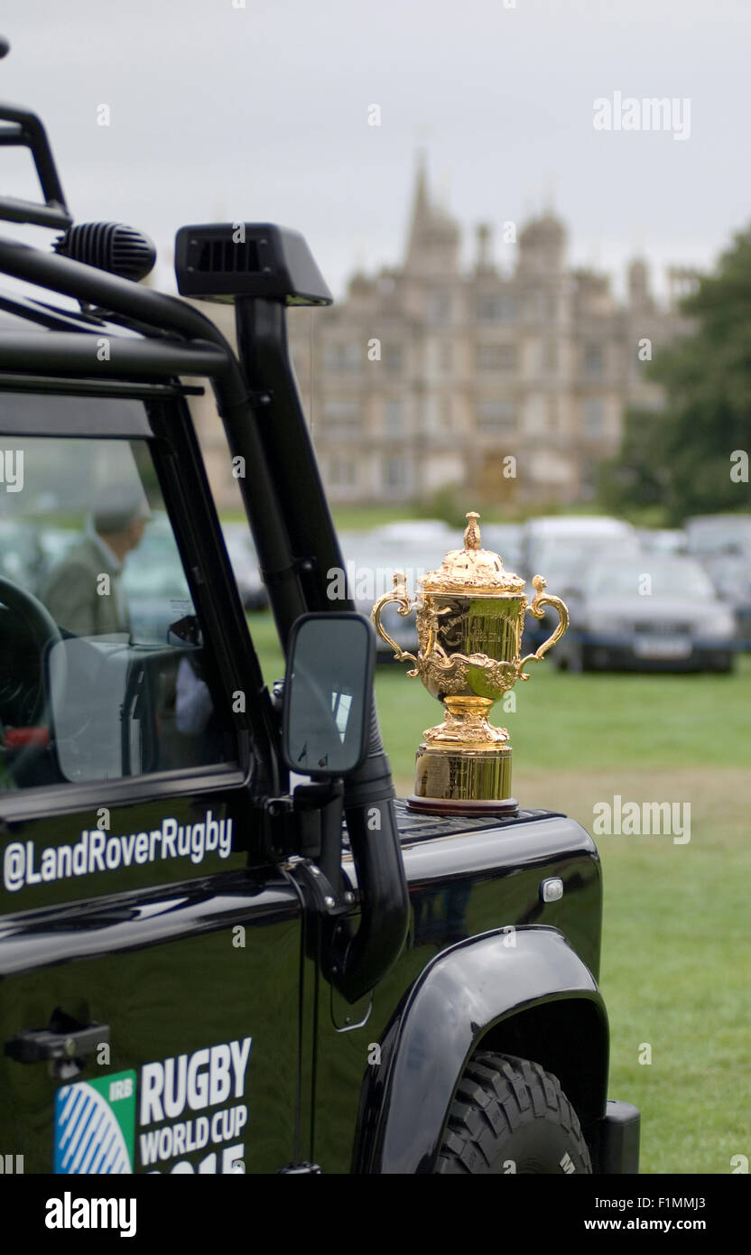 Stamford, Regno Unito. 04 Sep, 2015. ; Vincitore della Coppa del Mondo (2003) Jason Robinson OBE e la Webb Ellis cup, sulla parte a display spento la RWC 2015 Trophy Tour, Land Rover in tutto il mondo partner e sponsor della Burghley horse trials. Credito: Clifford Norton/Alamy Live News Foto Stock