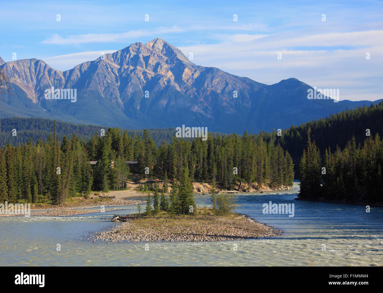 Canada, Alberta, Jasper National Park, piramide di montagna, Athabasca River, Foto Stock