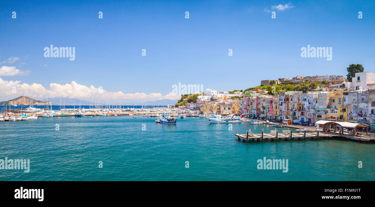 Piccola città italiana paesaggio panoramico. Porto di Isola di Procida, il Golfo di Napoli, Italia Foto Stock